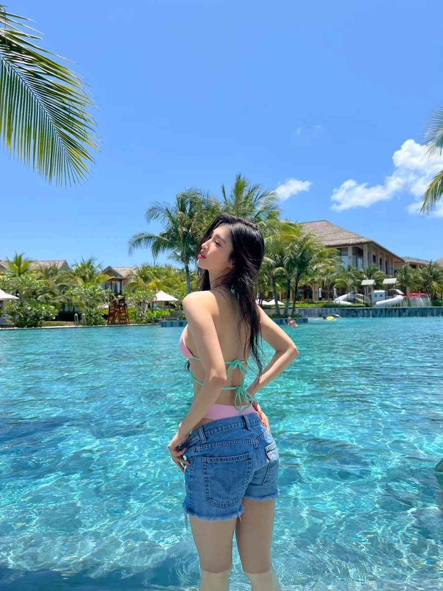 Á hậu Phương Nhi bikini khoe vóc dáng cực phẩm, fan trầm trồ.