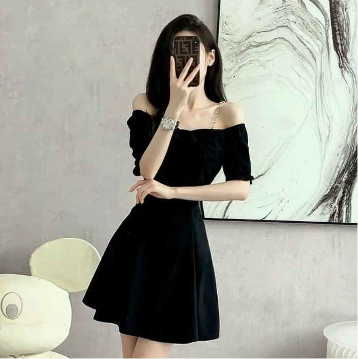 Ánh sáng đẹp làm nổi bật cô gái xinh che mặt bằng điện thoại