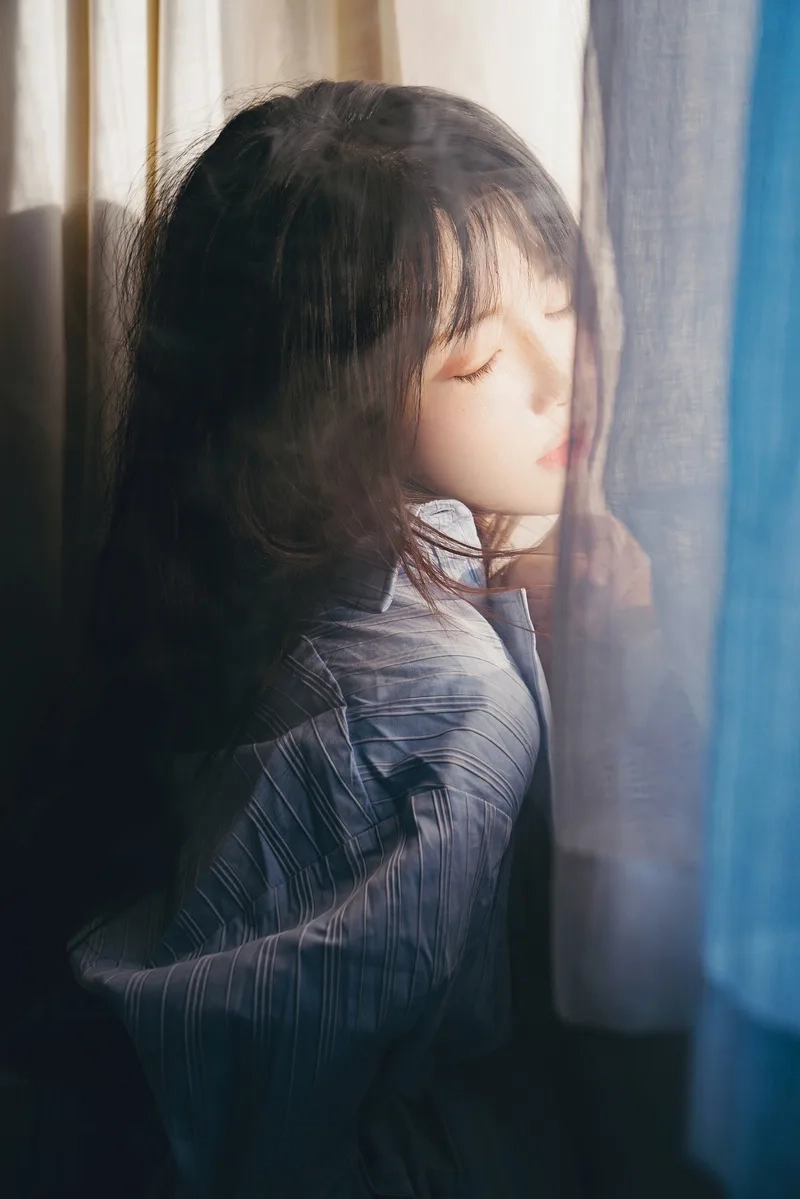 Bộ ảnh cô gái tâm trạng buồn chân thực và sống động