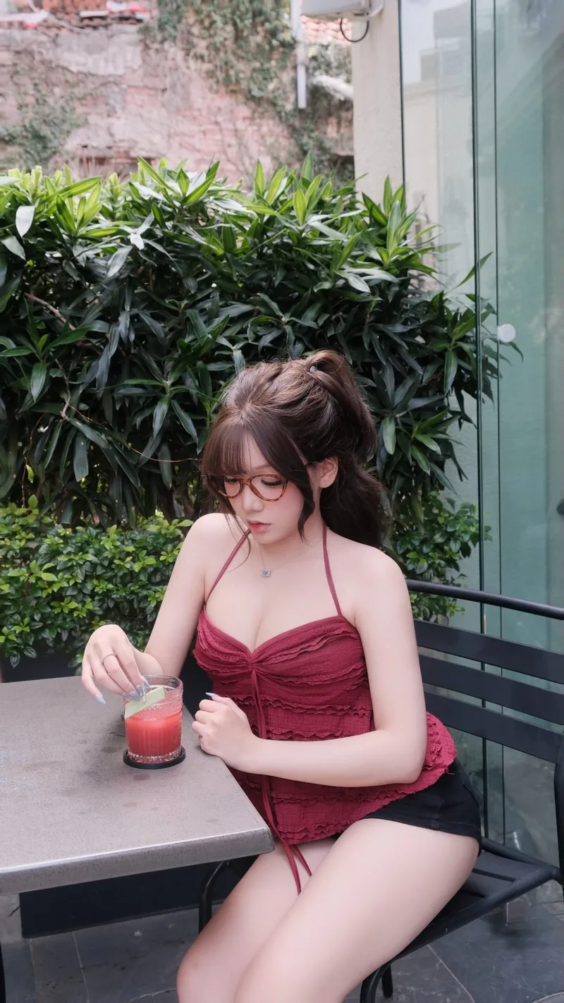 Bộ sưu tập ảnh gái đeo kính cute đáng yêu nhất hiện nay