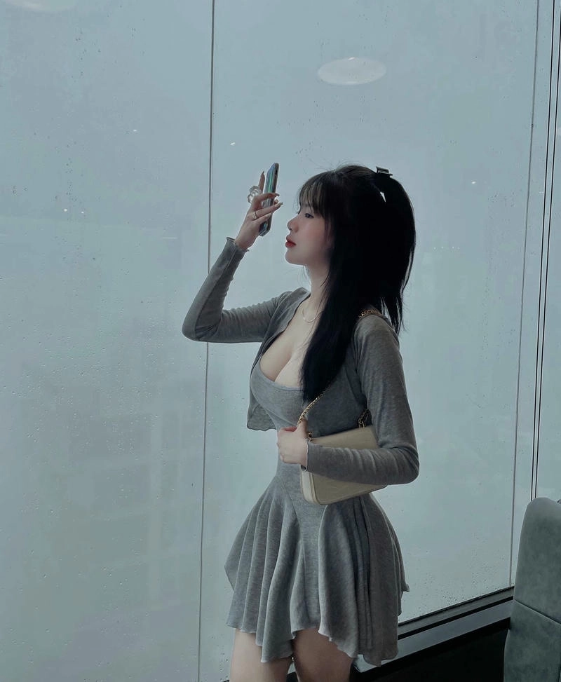 Gái xinh váy ngắn sexy khoe đường cong đầy mê hoặc.