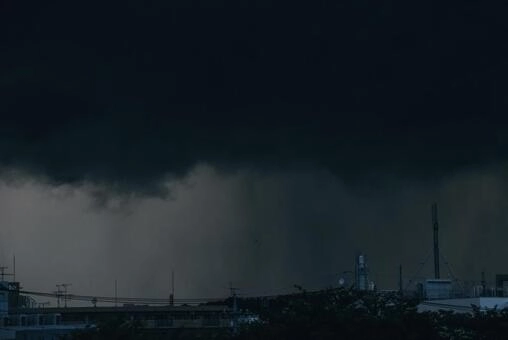 Hình ảnh bầu trời đen tối khiến không gian thêm u sầu