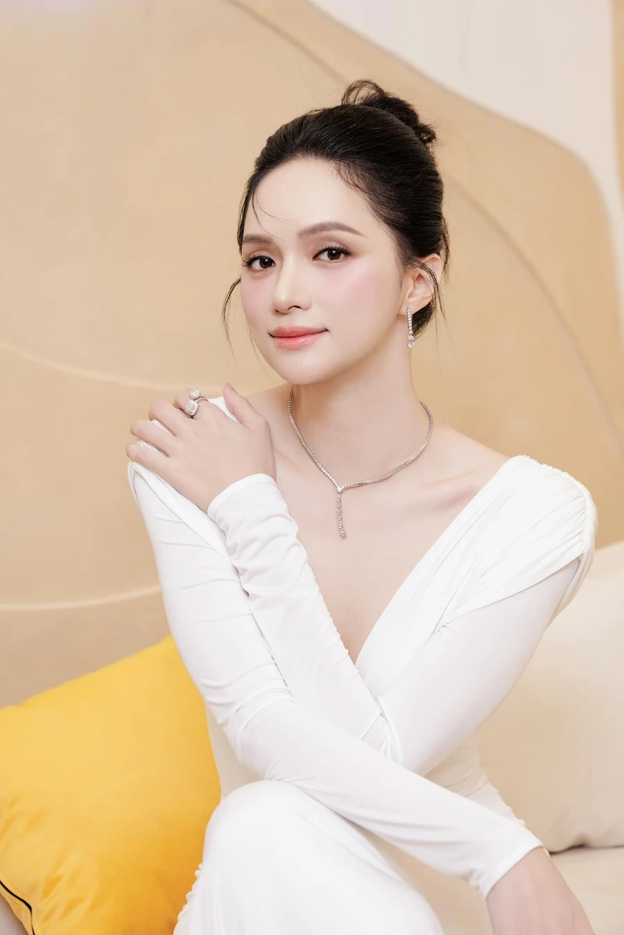 Hương Giang bao nhiêu tuổi nhưng vẫn luôn giữ được sự trẻ trung.