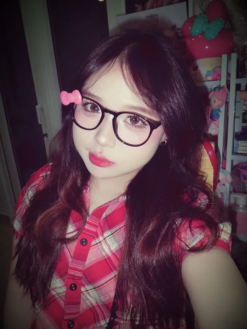 Khám phá nét cá tính từ Gái đẹp đeo mắt kính