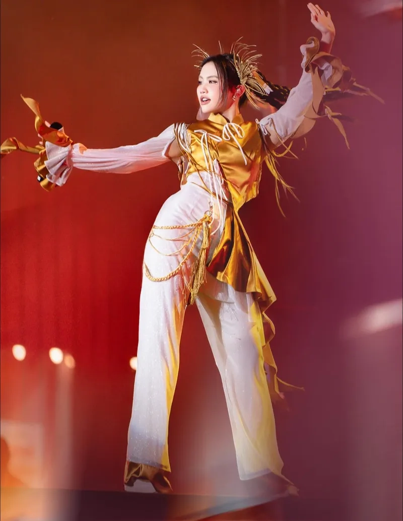 Không ngờ Phương Mỹ Chi mấy tuổi đã có lượng fan khủng thế này