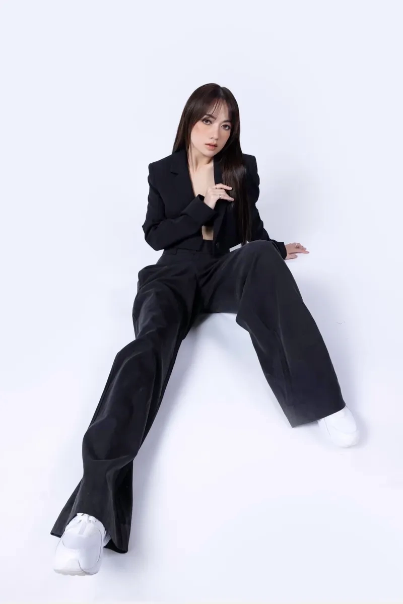 Loạt ảnh Xuân Nghi gây sốt với phong cách cá tính và hiện đại
