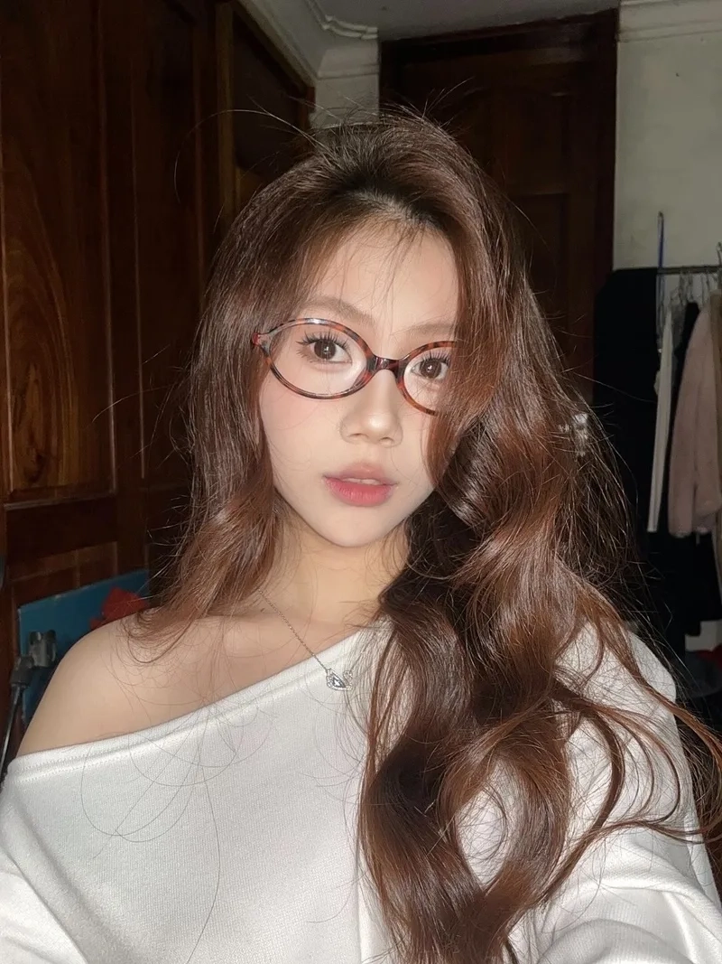 Ngắm ngay Gái xinh cute đeo kính dễ thương và nổi bật