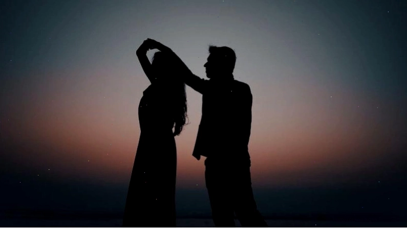 Người vợ dịu dàng nhìn chồng với ánh mắt trìu mến