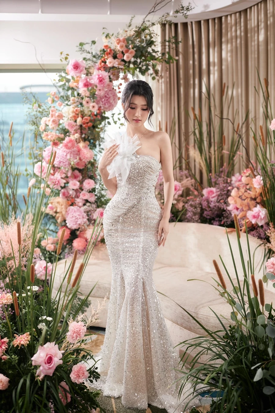 Phương Nhi con dâu bác Vượng gây sốt với nhan sắc thanh tú.
