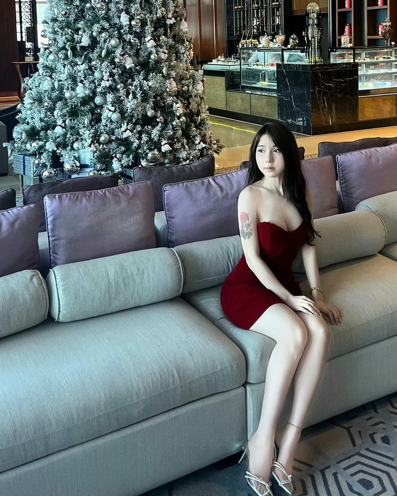 Sự quyến rũ của gái sexy váy ngắn khiến ai cũng say đắm.