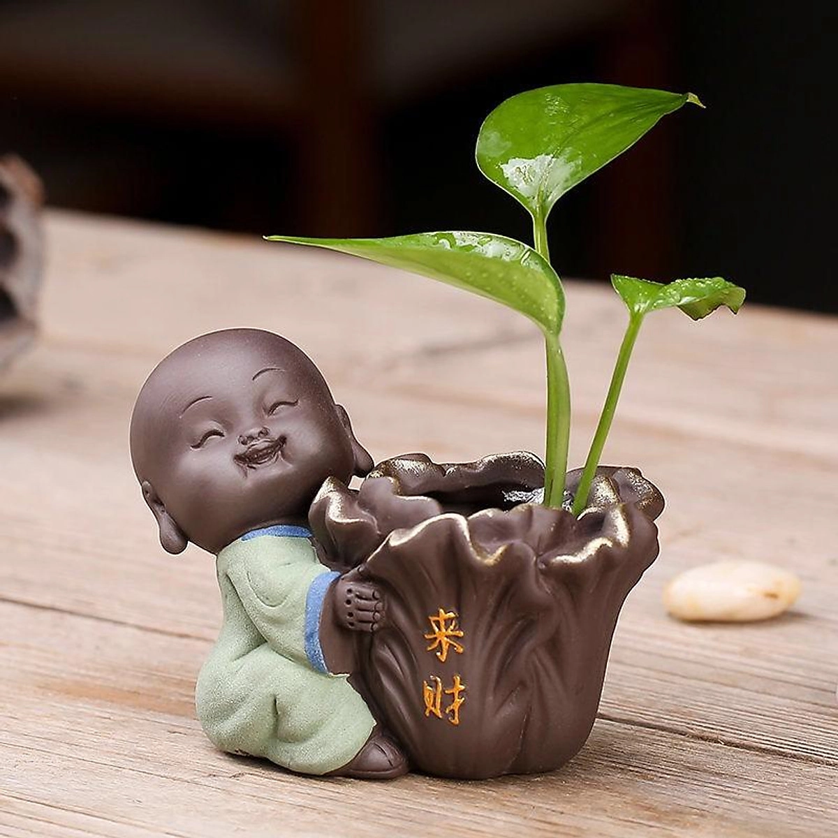 Tượng chú tiểu tụng kinh, truyền tải thông điệp an lành