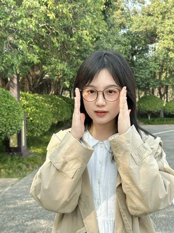 Tuyển Tập Ảnh Gái Xinh Đeo Kính Thu Hút Mọi Ánh Nhìn 2026