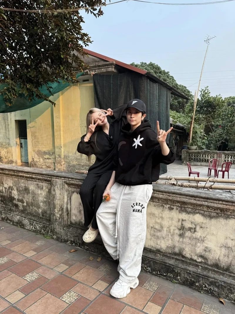 Xoài Non hôn Gil Lê khiến fan phấn khích hay chỉ là tin đồn